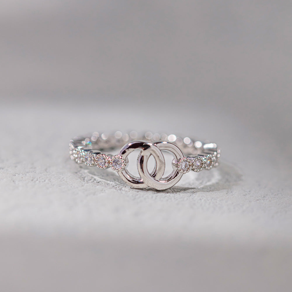 Pictured here is a single 'To My Daughter Forever linked' Interlocking Ring. This ring features two interlocking circular designs, symbolizing the unbreakable bond between mother and daughter. The set includes the ring, a greeting card, a gift box and a gift bag to hold it all. Material: S925 sterling silver, processing technique: plated.