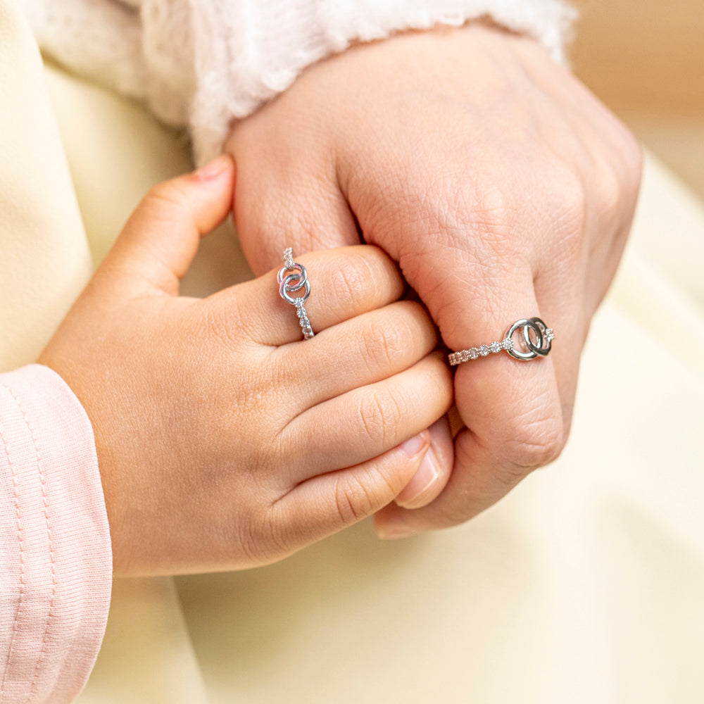 The image shows two [Parent-Child Set] To My Daughter "Forever linked" Interlocking Rings in S925 sterling silver with platinum plating, worn on different hands.