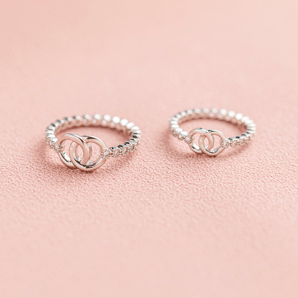 Pictured are two paired [Parent-Child Set] To My Granddaughter 'Forever linked together' Interlocking Ring in S925 sterling silver, symbolizing the unbreakable bond between grandmother and granddaughter.