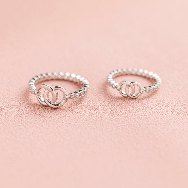 Pictured are two paired [Parent-Child Set] To My Granddaughter 'Forever linked together' Interlocking Ring in S925 sterling silver, symbolizing the unbreakable bond between grandmother and granddaughter.