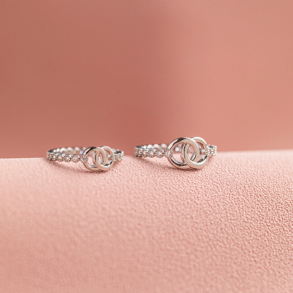 Pictured are two paired [Parent-Child Set] To My Granddaughter 'Forever linked together' Interlocking Ring in S925 sterling silver, symbolizing the unbreakable bond between grandmother and granddaughter.